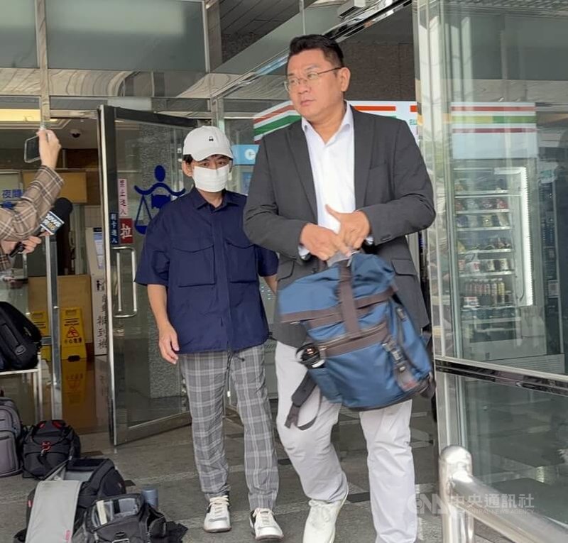 藝人黃子佼民國114年開車與機車發生事故，騎士人車倒地，黃子佼未下車直接駛離涉肇事逃逸遭起訴。黃子佼（左）22日出庭仍否認犯行，堅稱沒有聽到碰撞聲。中央社記者曹亞沿攝 115年5月22日