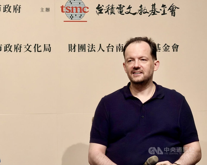 百年名團萊比錫布商大廈管弦樂團抵台，樂團音樂總監尼爾森斯（Andris Nelsons）（圖）表示，古典音樂是靈魂的糧食，「很開心可以跟台灣的樂迷分享。」  中央社記者趙靜瑜攝  115年5月22日