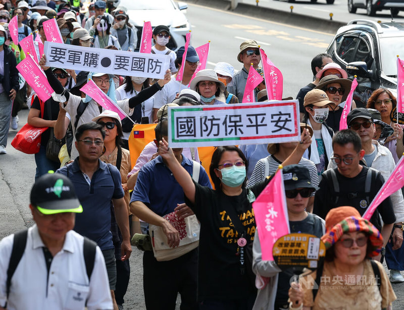 多個民團共同發起「真和平,要國防」523遊行,23日下午在台北集結出發,參與民眾高舉「國防保平安」等標語表達訴求。中央社記者謝佳璋攝 115年5月23日