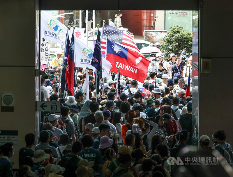 台灣公民陣線、台灣經濟民主連合等民團23日下午在台北發起「真和平,要國防」523遊行,吸引不少民眾到場參加,表達支持。中央社記者謝佳璋攝 115年5月23日