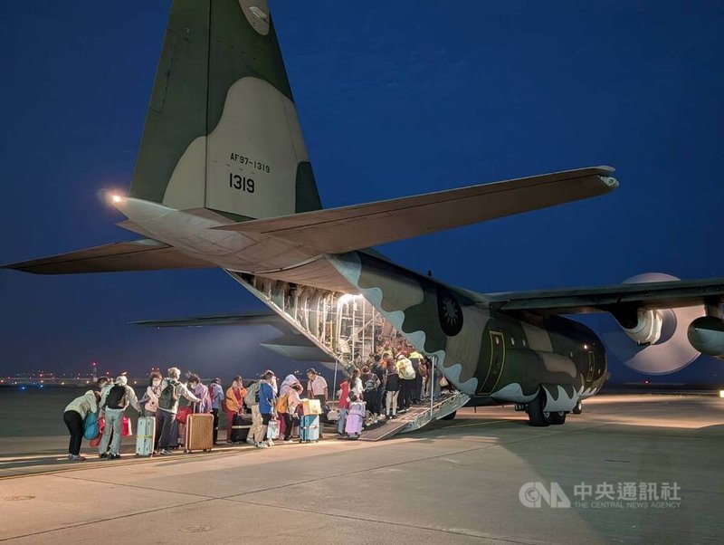 金門地區22日起出現濃霧，影響台金往返航班。為盡速疏運滯留旅客，C-130軍機23日晚間出動協助載運旅客。中央社記者吳玟嶸攝　115年5月23日