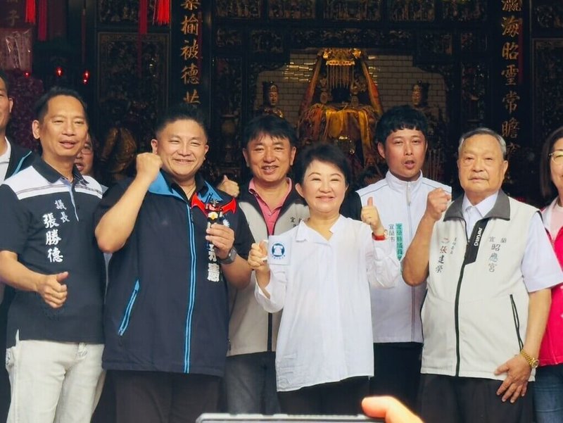 台中市長盧秀燕（前右2）23日前往宜蘭市昭應宮參拜，並為國民黨宜蘭縣長參選人吳宗憲（前左2）站台。（吳宗憲競選團隊提供）中央社記者沈如峰宜蘭縣傳真　115年5月23日
