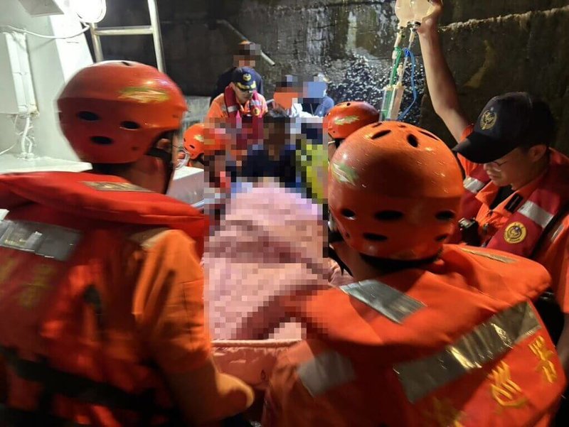 一名男性遊客22日晚間在東莒看藍眼淚時不慎落海,因深夜馬祖各島際間已無交通船,且生命跡象未達直升機後送標準,海巡獲報後,隨即派出巡防艇協助將人後送至南竿急救。(第10海巡隊提供)中央社記者潘欣彤傳真 115年5月23日