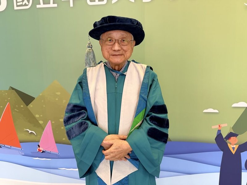 國立中山大學23日舉行2026年畢業典禮,中文系史上年紀最長、86歲博士班畢業生周肇基(圖),以行動詮釋終身學習精神。(中山大學提供)中央社記者林巧璉傳真 115年5月23日