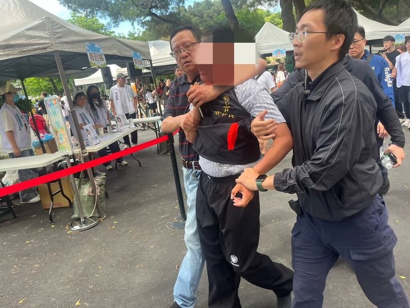民眾黨創黨主席柯文哲23日下午在台北萬華出席公開活動時遭人扔擲雞蛋且殃及2名志工，警方獲報到場帶回涉案游姓男子，遭波及志工提告毀損，警方訊後將游男依法送辦。（警方提供）中央社記者劉建邦傳真　115年5月23日