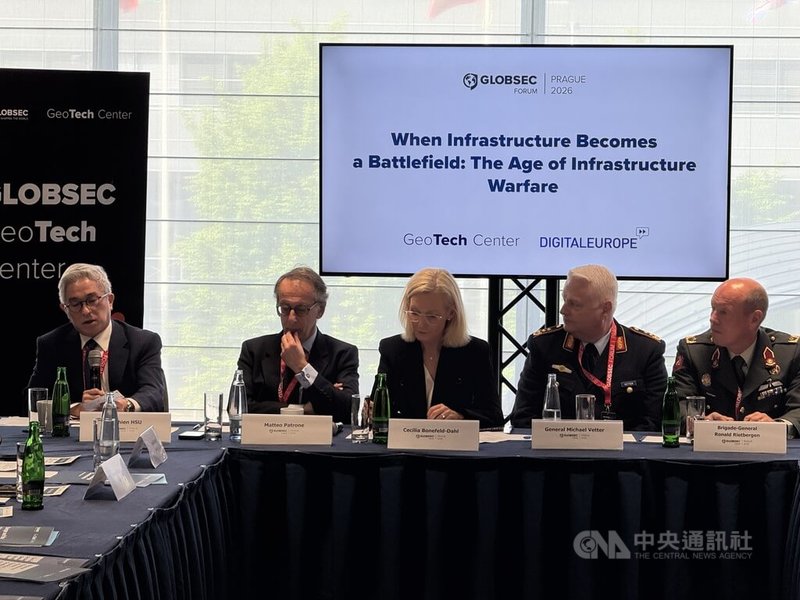 國防部副部長徐斯儉(左1)出席中東歐智庫「全球安全論壇」(GLOBSEC)的座談會時表示,台灣正持續從烏克蘭戰爭中汲取經驗,並透過政府、企業與社會整體合作,提升國家面對威脅的韌性與應變能力。中央社記者劉郁葶布拉格攝 115年5月23日