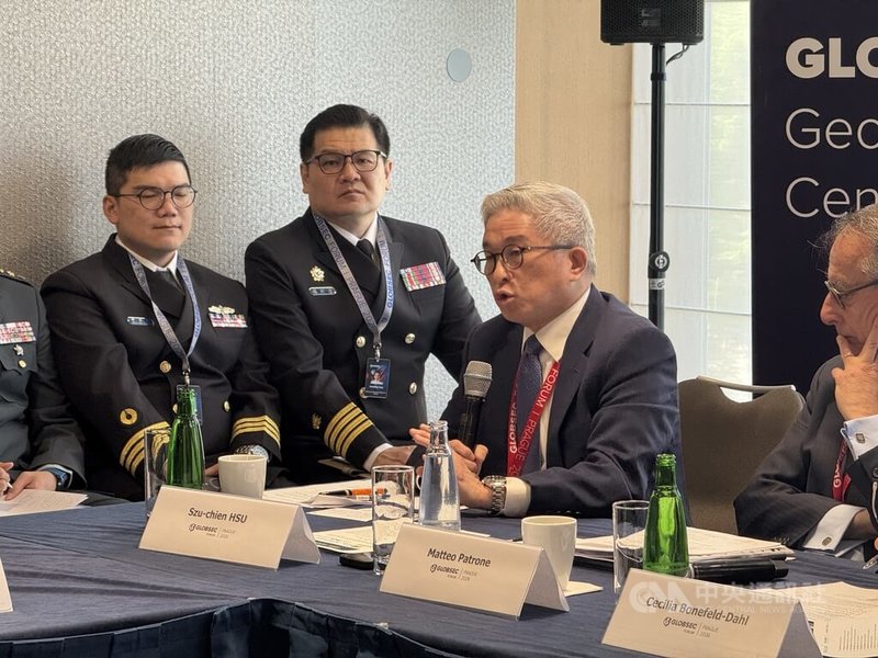 國防部副部長徐斯儉(右2)出席中東歐智庫「全球安全論壇」(GLOBSEC)的座談會時表示,台灣目前正透過政府、民間、公民社會與定期演習,強化整體社會韌性,以應對包括網路攻擊與關鍵基礎建設破壞等新型安全挑戰。中央社記者劉郁葶布拉格攝 115年5月23日