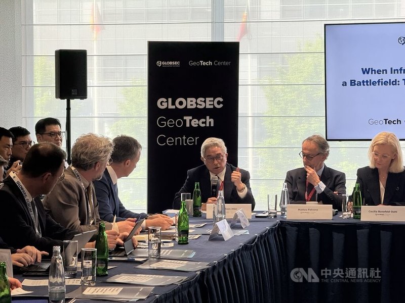 中東歐智庫「全球安全論壇」（GLOBSEC）21日至23日於捷克首都布拉格登場。國防部副部長徐斯儉（右3）22日出席GLOBSEC「當基礎建設成為戰場：基礎建設戰爭時代」座談會時，分享台灣面對威脅時的韌性與應變能力。中央社記者劉郁葶布拉格攝 115年5月23日