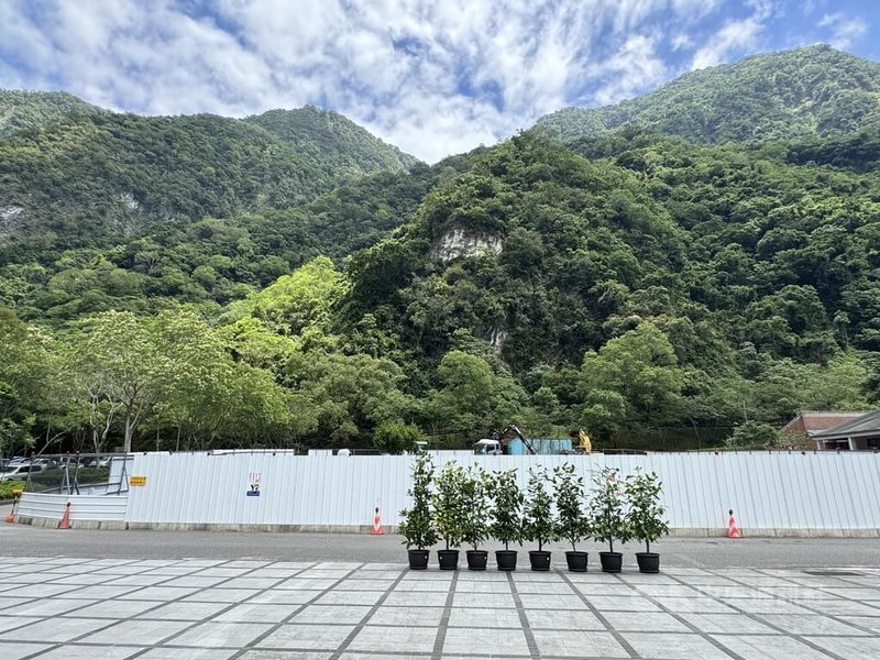 太魯閣國家公園歷經地震、風災重創後逐步修復,國家公園遊客中心前平台,正在進行災後優化工程。中央社記者張祈攝 115年5月23日