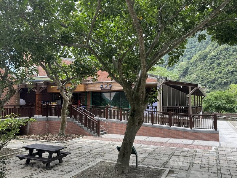 太魯閣國家公園歷經地震、風災重創後逐步修復,位在太魯閣台地旁的販賣部也已恢復營業。中央社記者張祈攝 115年5月23日