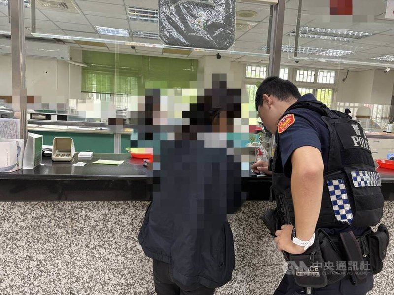 台中一女子（左）網路認識自稱華裔美籍男子，雙方談網戀後，對方稱家人生病開刀商借5000美元，女子日前要匯款行員發現有異報案，警方到場確認是感情詐騙成功阻詐。（翻攝照片）中央社記者蘇木春傳真　115年5月23日