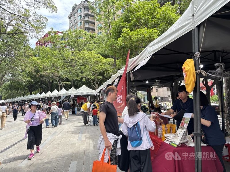 農業部農村發展及水土保持署台中分署23日起連2天在台中舉辦「五月瘋藍莓–農村水保樂園」市集,以國產藍莓為主角,吸引民眾體驗農村旅遊。中央社記者蘇木春攝 115年5月23日