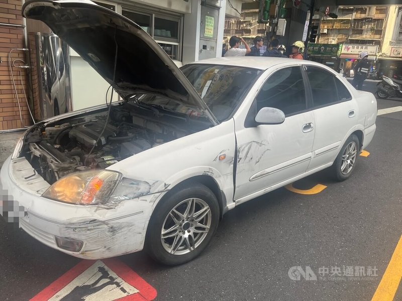 王姓男子23日下午駕駛白色汽車(圖)行經新北市中和區時,在路口先撞上緣石,倒車猛烈撞擊後方機車、由碾壓倒地騎士與乘客,造成1死1傷,警方到場快篩發現王男涉毒駕。(翻攝畫面)中央社記者黃旭昇傳真 115年5月23日