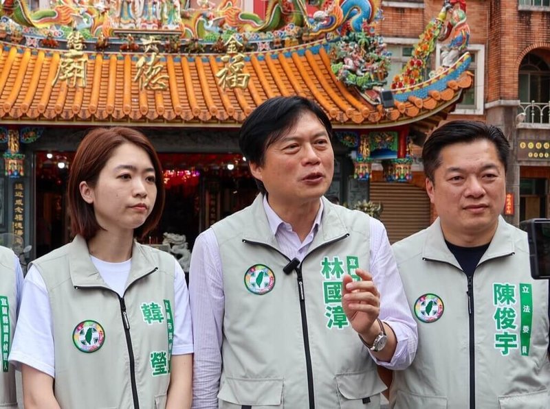針對台中市長盧秀燕23日到宜蘭為國民黨宜蘭縣長參選人吳宗憲輔選,民進黨籍宜蘭縣長參選人林國漳(中)表示,吳宗憲雖接連邀請多人站台,但自己擁有的是在地最基層的好夥伴、宜蘭各界好友最溫暖的支持。(林國漳競選團隊提供)中央社記者沈如峰宜蘭縣傳真 115年5月23日