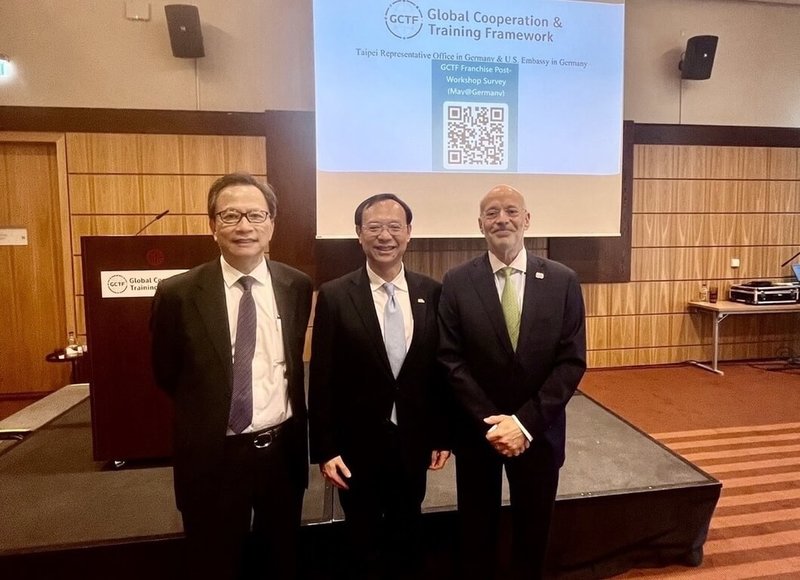 台灣與美國在德國柏林首次舉辦「全球合作暨訓練架構」（GCTF）研討會，駐德代表谷瑞生（左）、衛福部長石崇良（中）、美國駐德國大使館代理館長梅澤在會議中致詞並合影留念。（駐德代表處提供）中央社記者林尚縈柏林傳真　115年5月23日