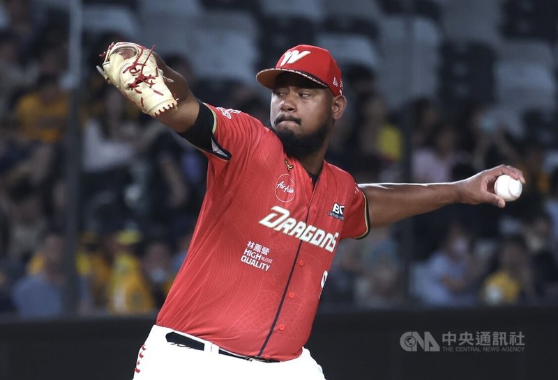 中華職棒味全龍隊23日作客台北大巨蛋交手中信兄弟隊，龍隊洋投梅賽鍶（Cristopher Mercedes）（圖）掛帥先發。中央社記者趙世勳攝　115年5月23日