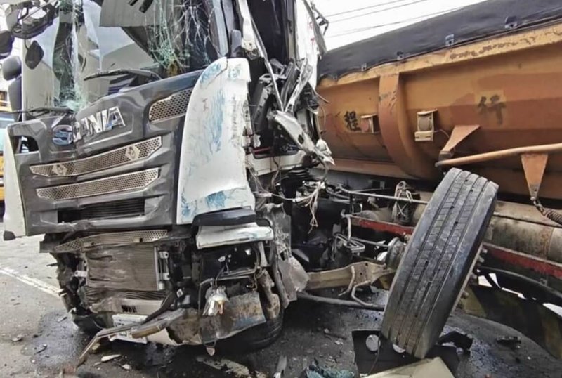 一輛砂石車23日上午行經彰化市東谷路時突失控，先撞上路旁大賣場鐵捲門，車尾再波及路口停等紅燈的休旅車及機車，共3人輕傷；警方到場後，針對蔡姓砂石車駕駛實施毒品快篩，呈陽性反應。（民眾提供）中央社記者吳哲豪傳真　115年5月23日