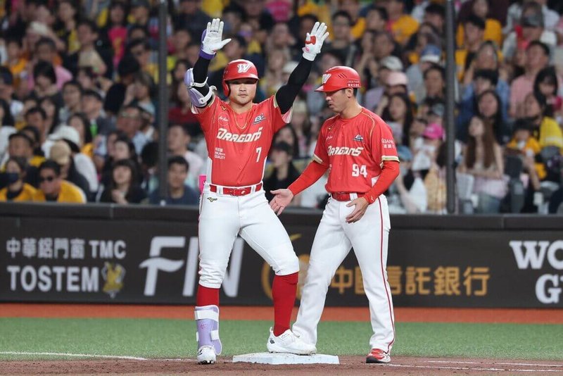 中職味全龍隊野手林孝程（左）22日比賽跑壘出現過度換氣狀況，他23日受訪表示，過度換氣找不到原因比較麻煩，也格外珍惜能在場上健康打球的時候，上了場每個當下都會盡全力表現。（味全龍提供）中央社記者謝靜雯傳真　115年5月23日
