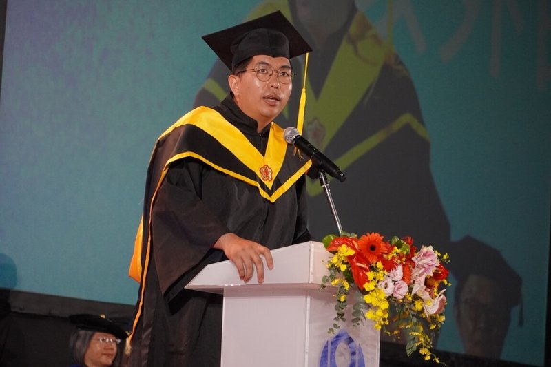 台灣科技大學23日舉辦畢業典禮，來自印尼泗水的畢業生代表桑托索（Michael Santoso）（圖）表示，出國留學是一種幸運和特權，但也伴隨著責任，期許畢業後成為台灣與各國間文化的橋梁。（台科大提供）中央社記者陳至中台北傳真　115年5月23日