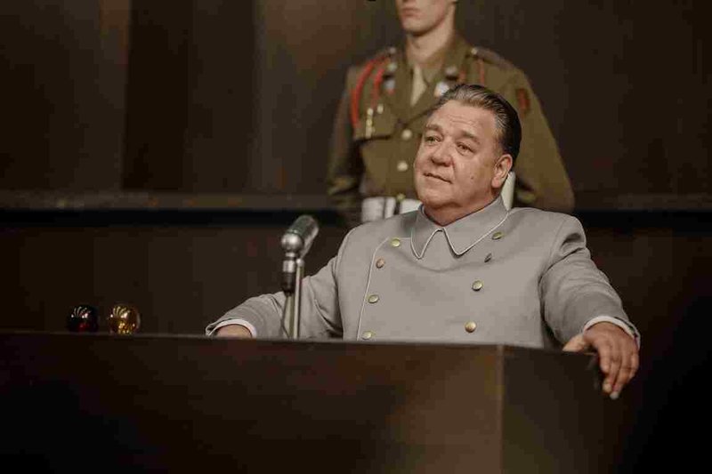 奧斯卡影帝羅素克洛（Russell Crowe）（圖）在電影「紐倫堡」（Nuremberg）中扮演納粹高官戈林，為此還特別增重到126公斤。（海鵬影業提供）中央社記者王心妤傳真 115年5月23日
