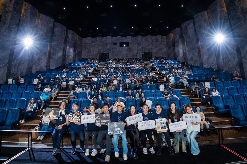 國片「大濛」全台票房突破新台幣1.12億元，並在多國放映，23日則回到台灣舉辦首輪最終場放映活動，劇組團隊出席感謝觀眾力挺。（華文創提供）中央社記者王心妤傳真 115年5月23日