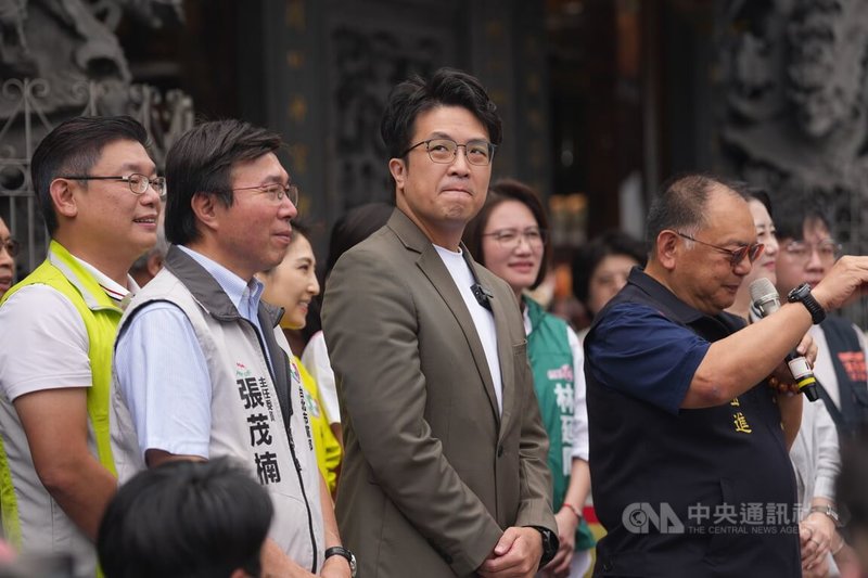 民進黨台北市長參選人沈伯洋（中）23日在競選團隊總幹事、民進黨立委吳思瑤等人陪同下赴關渡宮參拜，參香後也接受媒體聯訪，談及城市願景等議題。中央社記者徐肇昌攝　115年5月23日