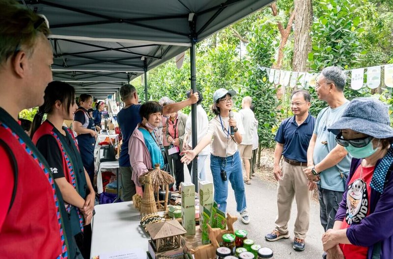 林業及自然保育署嘉義分署23日舉辦2026嘉南里山市集,聚集近50組致力於生態保育農友、保育單位,帶來友善農產品、職人手作,吸引民眾以實質消費支持。(嘉義分署提供)中央社記者黃國芳傳真 115年5月23日