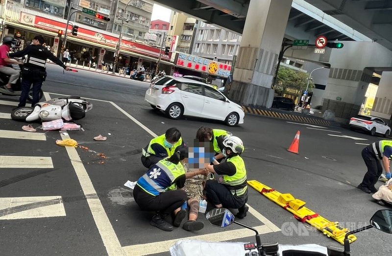 王姓男子23日下午開車在新北市中和區肇事，疑是因毒駕轉彎失控並撞擊一輛雙載機車，造成騎士與乘客2人送醫，其中1名婦人不治。（翻攝畫面）中央社記者黃旭昇傳真　115年5月23日