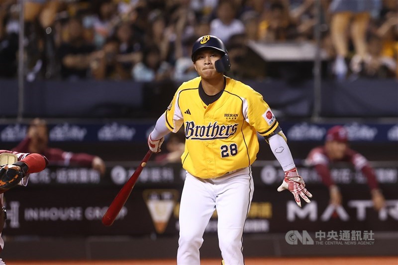 中職中信兄弟隊野手張仁瑋（圖）近期固定打1棒、守游擊，維持不錯表現，總教練平野惠一分析，當多守位工具人或者固定守位各有利弊。（中央社檔案照片）