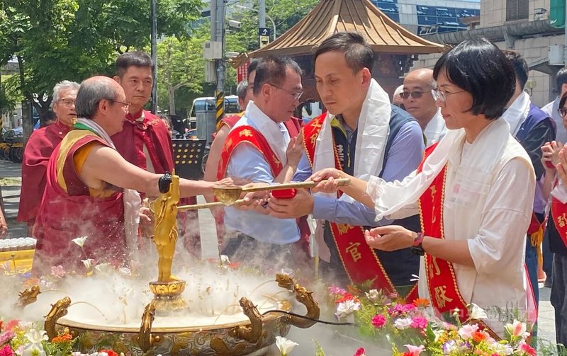 世界佛教正心會23日在板橋車站前廣場舉辦浴佛暨公益關懷慈善義演,民進黨新北市長參選人蘇巧慧(前右),與國民黨立委葉元之(前右2)一起浴佛。中央社記者黃旭昇攝 115年5月23日