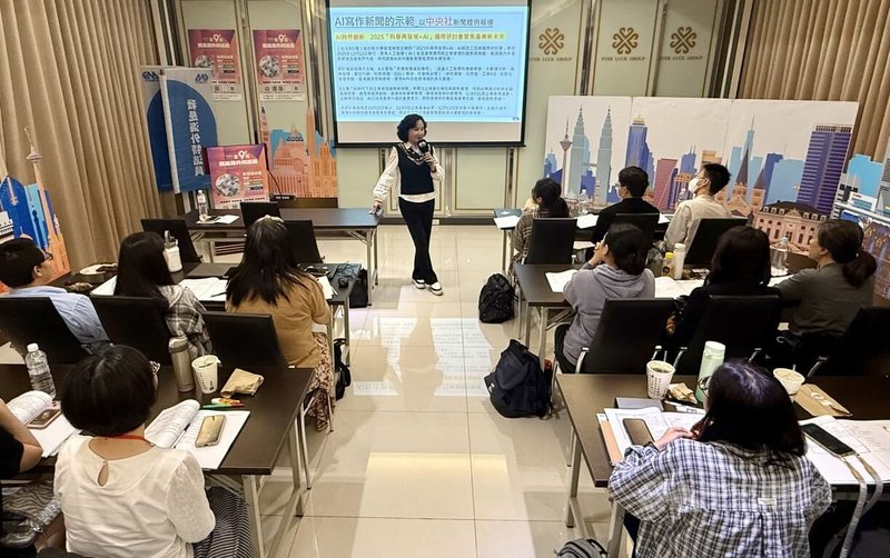 中央通訊社第9屆「我是海外特派員」南區培訓營23日在高雄市登場，中央社社長胡婉玲（中）以「AI時代下的全方位新聞人」為題授課，分享採訪經驗。中央社記者董俊志攝 115年5月23日