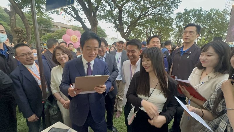 2026總統府音樂會23日在屏東登場，中華文化總會「Fountain新活水」雜誌特別推出民主補課學習單，總統賴清德（前右3）現場幫屏東大學學生改起學習單，發現考題難易度不低，笑稱「很細節」。（Fountain新活水提供）中央社記者黃郁菁傳真　115年5月23日