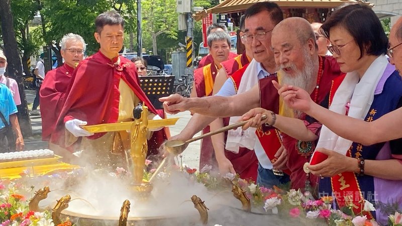世界佛教正心會23日在板橋車站前廣場舉辦浴佛暨公益關懷慈善義演,國民黨新北市長參選人李四川(前右3),與市府社會局長李美珍(前右)一起參與浴佛。中央社記者黃旭昇攝 115年5月23日