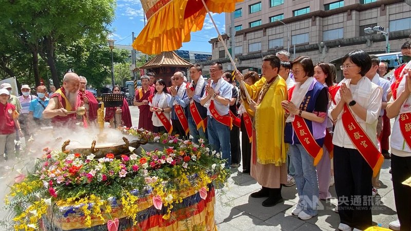 世界佛教正心會23日在板橋車站前廣場舉辦浴佛暨公益關懷慈善義演，國民黨新北市長參選人李四川（前右4）、民進黨新北市長參選人蘇巧慧（前右）兩名新北市長參選人，與市府社會局長李美珍（前右2）一起參與浴佛。中央社記者黃旭昇攝  115年5月23日