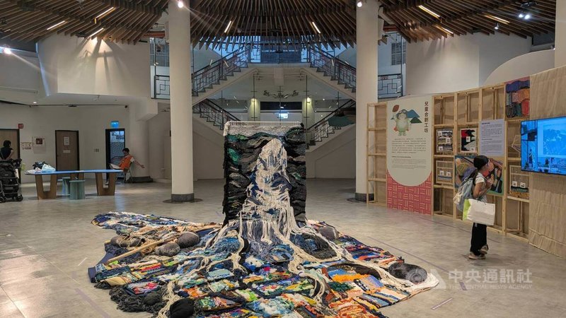 「工藝島–2026兒童永續工藝特展」即日起在台北當代工藝設計分館4樓展出，會場最大件展品是藝術家康雅筑帶領親子工作坊學員共創打造的「一起來編織美麗的島嶼風景! 」。中央社記者王寶兒攝　115年5月23日