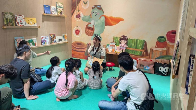 「工藝島–2026兒童永續工藝特展」在台北當代工藝設計分館4樓展出，現場並設有故事角落，讓親子族群可前來一起讀繪本、聽故事。中央社記者王寶兒攝　115年5月23日