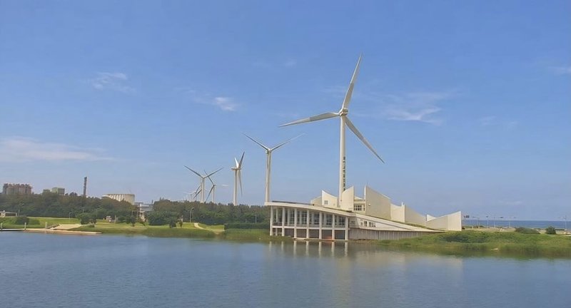 彰化縣政府23日說，在影音頻道YouTube「愛玩彰化 Changhua Travels」推出彰化自然生態教育中心高解析度即時影像直播，民眾可欣賞海岸線日落美景及潮間帶光影變化。（彰縣府提供）中央社記者吳哲豪傳真 115年5月23日
