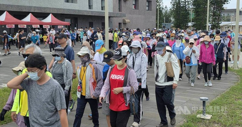 「運動i臺灣2.0」樂動嘉年華活動23日在澎湖接續登場,500位大小民眾參與的市區4.8公里的健走活動,場面熱鬧。中央社 115年5月23日