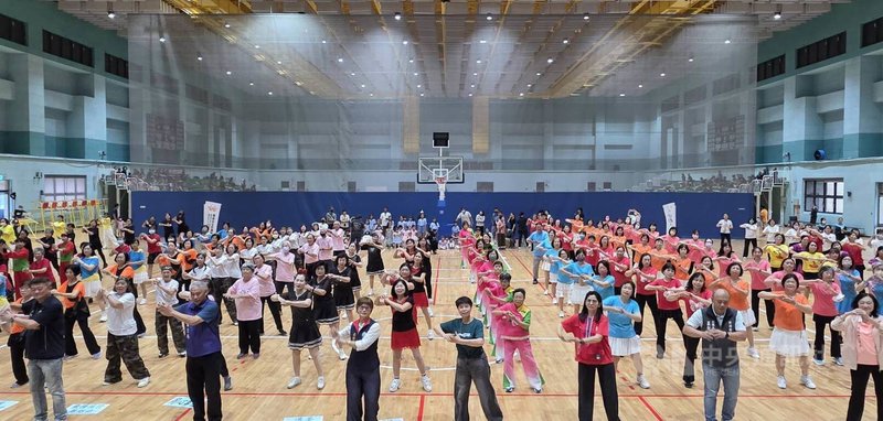「運動i臺灣2.0」樂動嘉年華活動，包括健走、舞蹈展演與球賽等系列，23日接續登場，澎湖多功能綜合體育館區裡裡外外，熱鬧非凡，落實全民運動與社區活力。中央社  115年5月23日