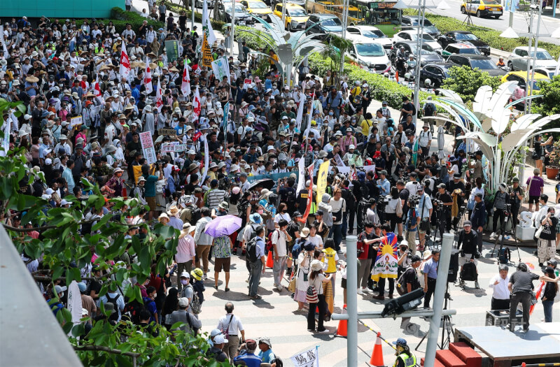 台灣公民陣線、台灣經濟民主連合等多個民團23日共同號召民眾走上街頭,在台北舉行「真和平,要國防」523遊行,以行動傳遞立場訴求。中央社記者謝佳璋攝 115年5月23日