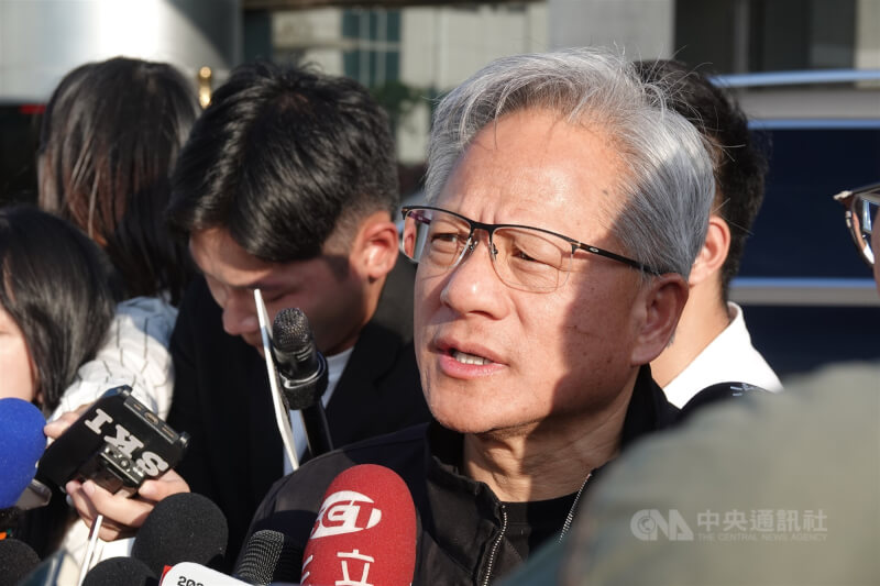 輝達執行長黃仁勳（前）23日下午搭乘私人專機抵台，在松山機場商務中心外接受媒體聯訪，分享此次來台目的。中央社記者吳書緯攝　115年5月23日