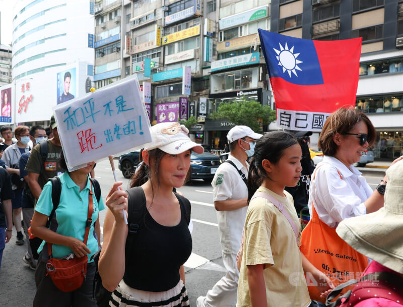 台灣公民陣線、台灣經濟民主連合等民團23日在台北舉行「真和平，要國防」523遊行，有民眾手持「和平不是跪出來的」標語，高呼口號參加遊行。中央社記者謝佳璋攝　115年5月23日