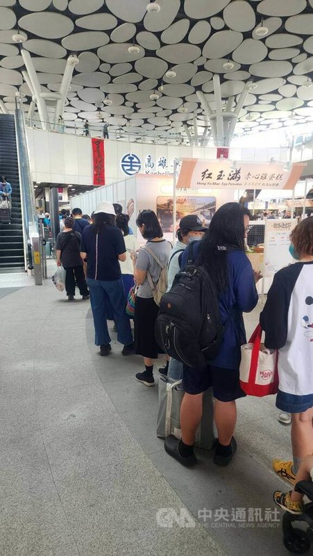第11屆鐵路便當節高雄場23、24日在高雄車站登場，有許多民眾為了搶購限定款便當或限量便當，23日上午起就在車站大排長龍排隊。中央社記者洪學廣攝　115年5月23日