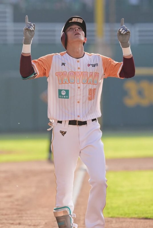 中華職棒樂天桃猿隊野手陳晨威（圖）23日迎戰富邦悍將，首局首打席開轟，與1局上半開轟的悍將野手張育成，攜手寫下中職史上首次單場2隊皆敲出首局首打席全壘打紀錄。（樂天桃猿隊提供）中央社記者蘇志畬傳真　115年5月23日