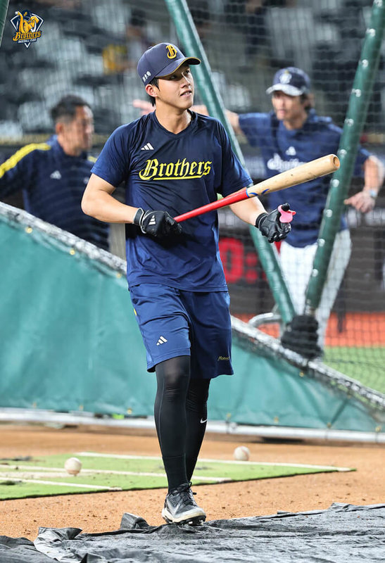 中華職棒中信兄弟隊22日讓21歲野手張士綸（圖）升一軍，比賽後半段代跑上場。場上龍隊游擊手張政禹是張士綸哥哥，被鏡頭捕捉到張政禹往張士綸方向笑了一下，不過張士綸沒有特別回應。（中信兄弟提供）中央社記者謝靜雯傳真　115年5月23日