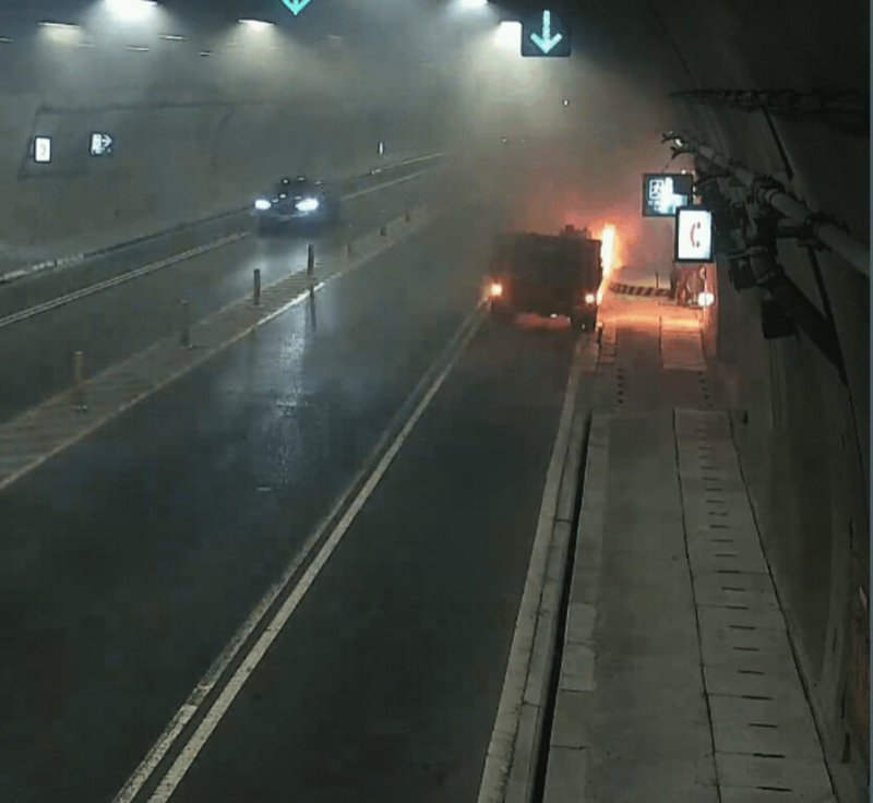台9線蘇花改仁水隧道156K+700處，23日清晨6時許發生小貨車自燃事故，44歲吳姓駕駛緊急使用隧道內消防設備控制火勢，待消防人員到場接力撲滅。（公路局東區養護分局提供）中央社記者張祈傳真　115年5月23日