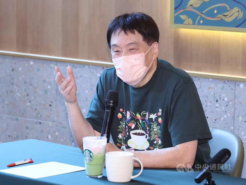 統一集團旗下藥妝通路康是美與咖啡店星巴克同時達成全台第600家門市,統一集團董事長羅智先(圖)24日表示,康是美達600店里程碑後,展店腳步不會停止,「將準備下一個600店」;而康是美以本土品牌之姿,店數首度超越屈臣氏,他說「沒有超越,只是在過程裡面它(屈臣氏)稍微落後一點」。中央社記者張新偉攝 115年5月24日