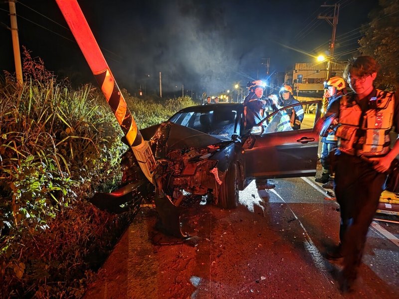 花蓮賴姓男子23日晚間開車行經光復鄉台9線237.6公里處，不明原因自撞電桿受困車內，消防人員到場後使用破壞器材協助脫困，送醫搶救傷重不治，詳細肇因待釐清。（民眾提供）中央社記者李先鳳傳真　115年5月24日