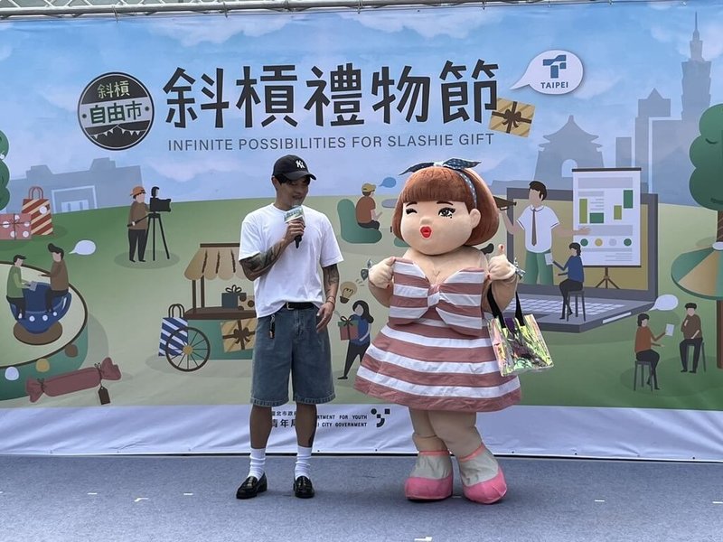 人氣圖文作家H.H先生（左）24日現身「2026斜槓禮物節」，分享自身創業與創作經歷，鼓勵想創業的人放手去做，從「普通」開始，一步步會累積境遇、被人看見。（台北市青年局提供）中央社記者楊淑閔傳真　115年5月24日