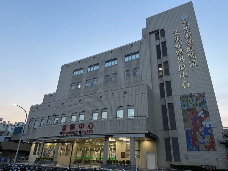 台中市警方24日獲報有民眾在豐原醫院急診室（圖）滋事，到場發現一名男子持玩具槍、潑灑水後駕車離去。警方隨即攔截圍捕，迅速緝獲滋事男子以釐清案情。（豐原醫院提供）中央社記者郝雪卿傳真   115年5月24日
